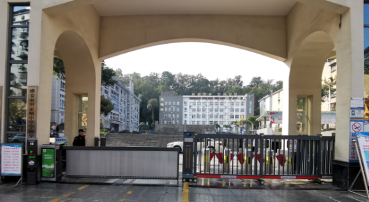 英龍智能段滑門(mén) 2258-C2 進(jìn)駐雅安市田家炳中學(xué)學(xué)校少年宮